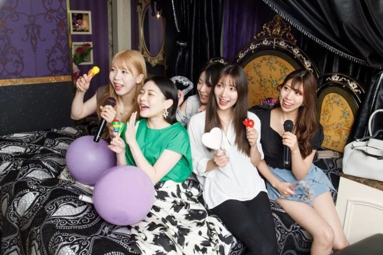 những cô gái tụ họp